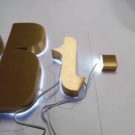 Lettres boitier rétroéclairées laiton brossé doré - Enseigne LED élégante